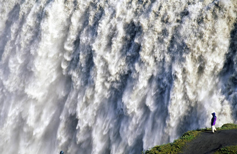 西方人,一个人,站,横图,俯视,室外,白天,旅游,度假,草地,草坪,美景,瀑布,水,植物,欧洲,冰岛,欧洲人,仅一个男性,仅一个人,行人,游客,游人,阴影,飞溅,服装,溅,光线,液体,影子,景观,水滴,休闲装,娱乐,路人,旅客,水珠,草,仅一个年轻男性,衣服,绿色,阳光,自然,站着,享受,休闲,休闲服,景色,放松,服饰,喷洒,自然风光,北欧,冰岛共和国,黛提瀑布,过客,男人,男性,年轻男性,白种人,跌水,站立,彩图,高角度拍摄,全身