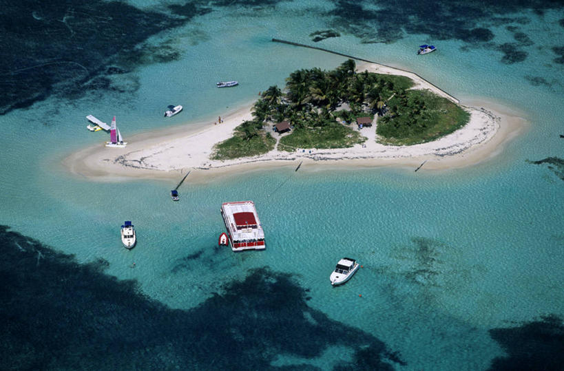 帆船,无人,横图,俯视,航拍,室外,白天,旅游,度假,草地,草坪,岛屿,海浪,海洋,美景,沙滩,植物,船,阴影,波纹,飞溅,溅,光线,沙子,液体,影子,岛,海岸,景观,浪花,水滴,沙地,娱乐,水珠,草,树,树木,绿色,水纹,阳光,自然,海水,船尾波,交通工具,波浪,享受,休闲,景色,南美,放松,生长,成长,南美洲,西印度群岛,拉丁美洲,鸟瞰,喷洒,自然风光,载具,美洲,三艘,海景,亚美利加洲,南亚美利加洲,加勒比群岛,小安的列斯群岛,安的列斯群岛,瓜德罗普,瓜德罗普岛,大海,风浪,海,海水的波动,海滩,近岸浪,列岛,群岛,涌浪,诸岛,彩图,高角度拍摄,瓜地洛普