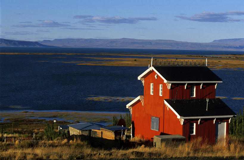 无人,家,横图,室外,白天,正面,旅游,度假,湖,湖泊,美景,山,山脉,水,植物,别墅,阿根廷,阴影,枯萎,光线,影子,房屋,墙,屋顶,屋子,湖面,景观,山峰,水流,水面,云,云朵,公寓,枯草,山峦,云彩,顶棚,娱乐,洋房,楼房,墙壁,墙面,住宅,草,黄色,红色,蓝色,黑色,白云,蓝天,天空,阳光,自然,湖水,群山,天,享受,休闲,景色,南美,放松,晴朗,南美洲,拉丁美洲,自然风光,美洲,冰川湖,亚美利加洲,南亚美利加洲,阿根廷共和国,圣克鲁斯省,晴空,彩图,房子,阿根廷湖