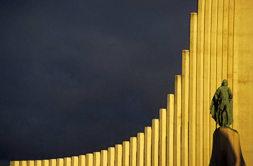 西方人,一个人,无人,教堂,站,横图,室外,白天,正面,旅游,度假,名胜古迹,标志建筑,地标,建筑,雕塑,欧洲,冰岛,欧洲人,仅一个男性,仅一个人,阴影,节日,遗迹,艺术,装饰,光线,雕刻,雕像,影子,墙,云,云朵,首都,云彩,古迹,文化,文物,娱乐,建设,古建筑,墙壁,墙面,仅一个年轻男性,一个,蓝色,白色,白云,蓝天,天空,阳光,工艺品,天,祈祷,站着,享受,休闲,健康,旅游胜地,放松,许愿,宗教,信仰,晴朗,单个,纪念,祈求,美术,北欧,主题,陈列,信念,古文明,冰岛共和国,功能,美学,冒险家,探险家,雷克雅未克,平安,男人,男性,年轻男性,白种人,晴空,站立,彩图,全身,大教堂,礼拜堂,莱夫.埃里克松,拟人