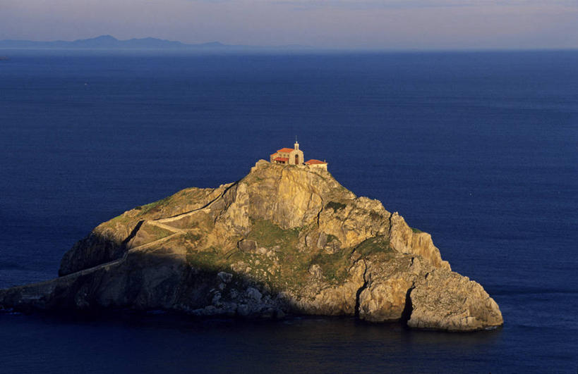 无人,教堂,横图,俯视,航拍,室外,白天,旅游,度假,海浪,海洋,礁石,石头,美景,日落,西班牙,欧洲,节日,石子,屋顶,景观,浪花,水平线,晚霞,霞光,落日,辽阔,褐色,海平线,顶棚,文化,娱乐,自然,海水,黄昏,祈祷,享受,休闲,广阔,健康,景色,彩霞,放松,许愿,宗教,信仰,纪念,一望无际,祈求,鸟瞰,南欧,自然风光,海景,信念,西班牙王国,无边无际,一马平川,夕照,薄暮,巴斯克,巴斯克自治区,平安,大海,风浪,海,海水的波动,礁,近岸浪,石块,岩石,涌浪,夕阳,彩图,高角度拍摄,傍晚,大教堂,礼拜堂,巴斯克地区,水天相接,水天一线,斜阳