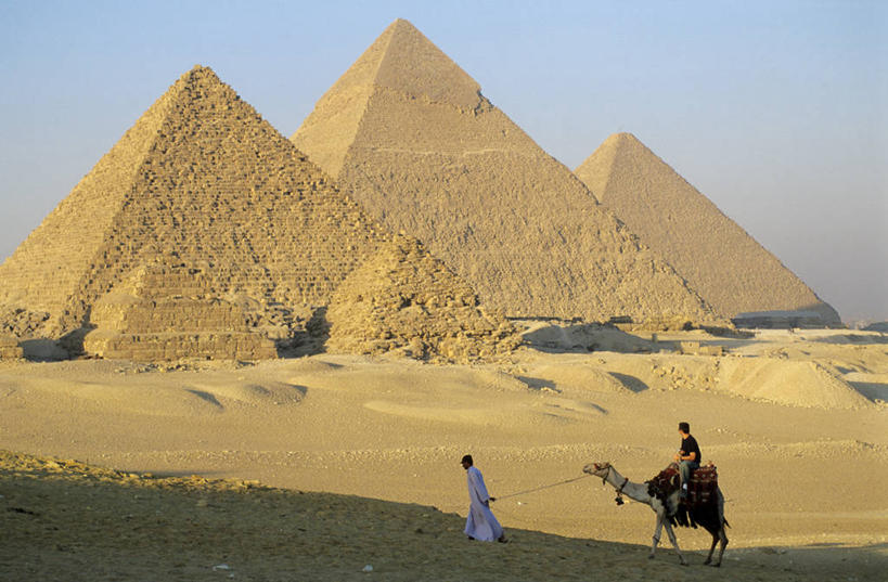 西方人,两个人,坐,走,横图,室外,白天,侧面,民族服装,旅游,度假,名胜古迹,沙漠,地标,野生动物,欧洲,非洲,埃及,黑人,欧洲人,行人,游客,游人,阴影,遗迹,光线,三角形,影子,古迹,历史,文物,娱乐,古建筑,骆驼,路人,旅客,一只,蓝色,蓝天,天空,阳光,动物,天,享受,休闲,旅游胜地,金字塔,放松,运输,晴朗,陵墓,古文明,万里无云,沙漠之舟,吉萨,吉萨金字塔,胡夫金字塔,海夫拉金字塔,门卡乌拉金字塔,古代七大奇迹,阿拉伯埃及共和国,金字塔之国,棉花之国,古夫王金字塔,卡拉夫王金字塔,孟卡拉王金字塔,方锥形,阿非利加洲,单峰骆驼,过客,男人,男性,年轻男性,非洲人,大漠,砂漠,晴空,晴空万里,步行,散步,走路,坐着,彩图,全身,传统服装,民俗服,标志性建筑