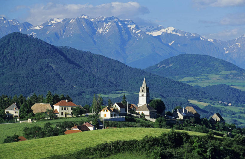 无人,家,教堂,横图,室外,白天,正面,旅游,度假,草地,草坪,美景,山,山脉,植物,法国,欧洲,阴影,节日,时间,光线,时钟,影子,房屋,墙,屋顶,屋子,景观,山峰,云,云朵,钟楼,褐色,山峦,计时,云彩,顶棚,文化,娱乐,楼房,墙壁,墙面,住宅,草,树,树木,蓝色,绿色,白色,白云,蓝天,天空,阳光,自然,钟表,群山,天,祈祷,享受,休闲,健康,表,景色,放松,许愿,宗教,信仰,生长,晴朗,成长,纪念,祈求,西欧,法兰西,自然风光,信念,法兰西共和国,首府,法兰西第五共和国,塔钟,格勒诺布尔,伊泽尔省,平安,钟,晴空,彩图,房子,大教堂,礼拜堂,罗讷.阿尔卑斯,罗讷.阿尔卑斯大区,佩尔西