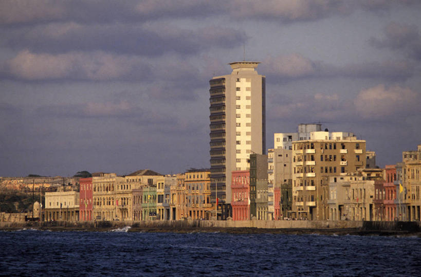 无人,家,横图,室外,白天,正面,旅游,度假,海浪,海洋,美景,窗户,城市风光,城市,建筑,古巴,一排,许多,整齐,并列,并排,房屋,屋子,景观,浪花,乌云,云,阴天,云朵,公寓,建筑群,很多,云彩,娱乐,建设,洋房,楼房,玻璃窗,住宅,排列,天空,海水,天,享受,休闲,景色,放松,北美,北美洲,昏暗,阴沉,队列,美洲,平行,海景,省会,北亚美利加洲,亚美利加洲,古巴共和国,马坦萨斯省,大海,风浪,海,海水的波动,近岸浪,涌浪,彩图,房子,马坦萨斯