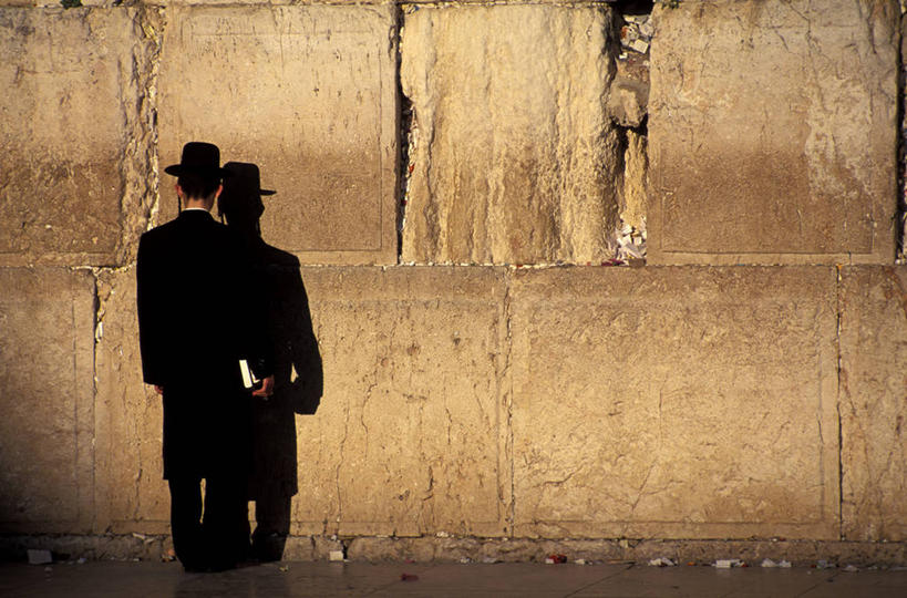 一个人,站,横图,室外,白天,民族服装,旅游,度假,名胜古迹,日落,标志建筑,地标,建筑,帽子,巴勒斯坦,亚洲,仅一个男性,仅一个人,行人,游客,游人,遗迹,墙,晚霞,霞光,落日,首都,古迹,文物,娱乐,建设,古建筑,路人,旅客,墙壁,墙面,仅一个年轻男性,背面,黑色,灰色,黄昏,遮阳帽,站着,享受,休闲,旅游胜地,彩霞,放松,宗教,信仰,西亚,哭墙,信念,古文明,犹太教,巴勒斯坦国,叹息墙,耶路撒冷,西墙,夕照,薄暮,过客,男人,男性,年轻男性,阿拉伯人,白种人,亚洲人,夕阳,站立,彩图,全身,传统服装,民俗服,傍晚,斜阳