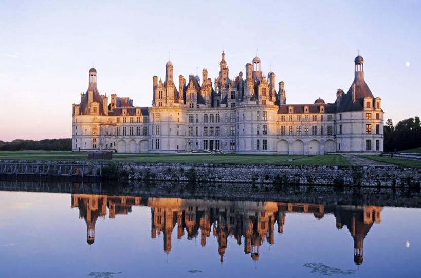 无人,横图,室外,白天,正面,旅游,度假,草地,草坪,河流,名胜古迹,水,植物,窗户,标志建筑,地标,建筑,法国,欧洲,一排,许多,阴影,遗迹,整齐,并列,并排,光线,影子,堡垒,城堡,墙,屋顶,河水,水流,很多,顶棚,古迹,文物,娱乐,建设,古建筑,玻璃窗,墙壁,墙面,草,树,树木,排列,蓝色,绿色,灰色,倒影,蓝天,天空,阳光,自然,天,享受,休闲,旅游胜地,放松,生长,晴朗,成长,倒映,西欧,要塞,队列,法兰西,平行,古文明,万里无云,法兰西共和国,卢瓦尔河地区,法兰西第五共和国,反照,卢瓦尔,卢瓦尔大区,卢瓦尔河大区,设防,香波城堡,晴空,晴空万里,彩图