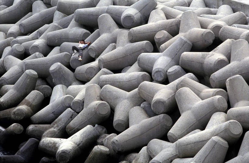 东方人,一个人,躺,闭眼,睡,横图,俯视,室外,白天,度假,安全,美景,城市风光,城市,釜山,韩国,亚洲,仅一个男性,仅一个人,一堆,许多,行人,游客,游人,阴影,堆叠,堆积,服装,光线,影子,景观,防护,很多,休闲装,黄种人,娱乐,路人,旅客,仅一个年轻男性,衣服,阳光,享受,休闲,休闲服,景色,放松,服饰,堆,保护,保险,东亚,防波堤,保全,周全,安稳,安定,大韩民国,釜山市,釜山广域市,广域市,过客,卧着,平安,男人,男性,年轻男性,亚洲人,闭眼睛,闭着眼,闭着眼睛,困,困觉,寝息,睡觉,躺着,卧,彩图,高角度拍摄,全身,破浪堤