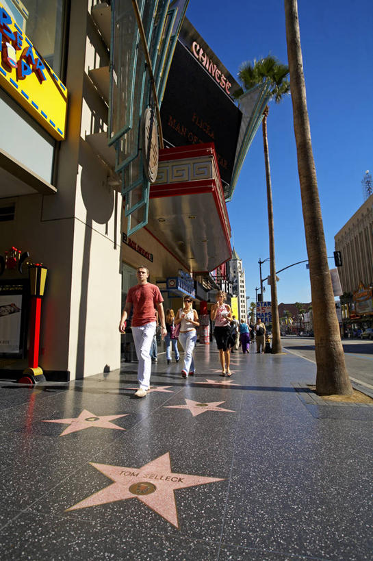 西方人,三个人,家,走,竖图,室外,白天,仰视,度假,美景,植物,城市风光,城市,道路,路,欧洲,美国,欧洲人,一排,许多,行人,阴影,服装,整齐,并列,并排,光线,影子,房屋,墙,屋子,景观,星星,小路,交通,很多,休闲装,娱乐,楼房,路人,墙壁,墙面,住宅,树,树木,排列,衣服,蓝色,绿色,蓝天,天空,阳光,自然,天,享受,休闲,星形,休闲服,景色,放松,服饰,生长,晴朗,成长,北美,北美洲,队列,加利福尼亚,美洲,平行,五角形,加州,好莱坞,洛杉矶,加利福尼亚州,万里无云,金州,黄金州,北亚美利加洲,亚美利加洲,荷里活,过客,天使之城,好莱坞大道,男人,男性,年轻男性,年轻女性,女人,女性,白种人,晴空,晴空万里,五角星,步行,散步,走路,彩图,低角度拍摄,全身,房子,美利坚合众国