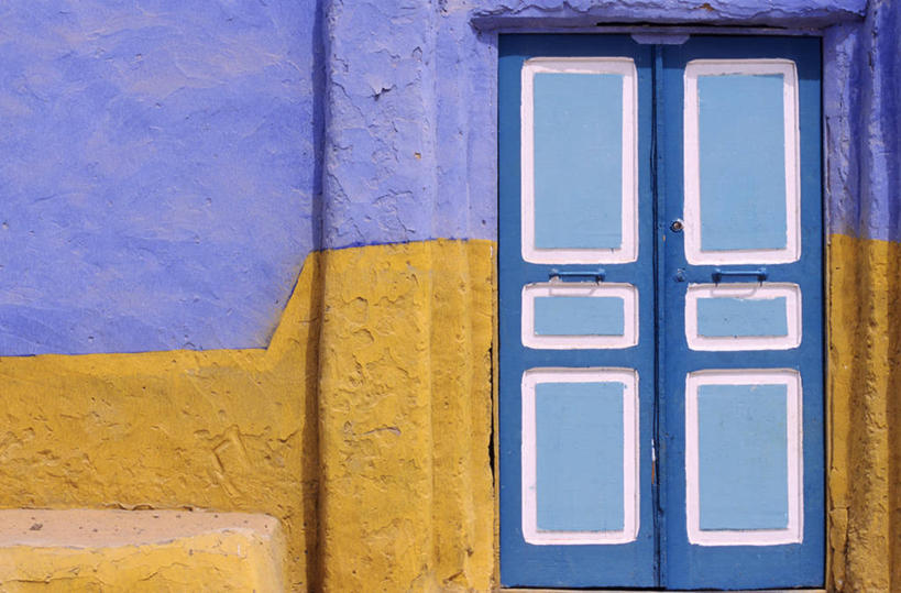 无人,家,横图,室外,白天,正面,度假,美景,门,城市风光,城市,非洲,埃及,苏丹,阴影,光线,影子,房屋,墙,屋子,景观,娱乐,楼房,墙壁,墙面,住宅,一个,黄色,蓝色,阳光,门框,享受,休闲,景色,放松,单个,北非,首府,阿拉伯埃及共和国,金字塔之国,棉花之国,阿斯旺,阿斯旺省,阿非利加洲,苏丹共和国,努比亚,库赖迈,彩图,房子