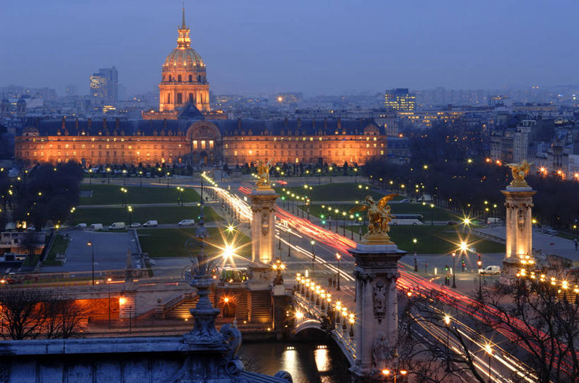 无人,宾馆,横图,俯视,航拍,室外,夜晚,旅游,度假,河流,水,标志建筑,大桥,地标,建筑,酒店,路灯,桥梁,夜景,照明,法国,巴黎,欧洲,许多,阴影,光线,影子,屋顶,河水,水流,桥,灯光,首都,很多,顶棚,娱乐,建设,拱桥,灯,排列,倒影,享受,休闲,旅游胜地,放松,拱形,旅社,照亮,倒映,照明设备,西欧,鸟瞰,法兰西,塞纳河,法兰西共和国,荣军院,荣民院,亚历山大三世桥,法兰西第五共和国,摆列,法兰西岛,反照,法兰西岛大区,巴黎残老军人院,荣誉军人院,彩图,高角度拍摄,客店,客栈,旅店,旅馆,巴黎荣军院,巴黎省,巴黎市,商旅,钢拱桥,布列,分列