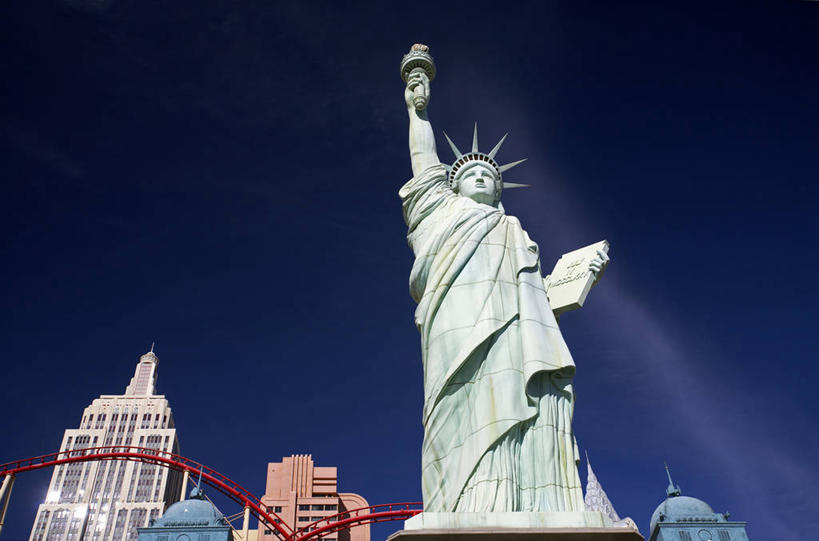 西方人,一个人,无人,宾馆,高楼大厦,站,举,横图,室外,白天,仰视,旅游,度假,游戏,赌博,贪欲,竞争,标志建筑,大厦,地标,建筑,酒店,摩天大楼,皇冠,书籍,雕塑,欧洲,美国,欧洲人,仅一个年轻女性,仅一个女性,仅一个人,握,阴影,服装,艺术,装饰,光线,雕刻,雕像,影子,云,云朵,玩,云彩,注视,娱乐,建设,刺激,一个,衣服,蓝色,白云,蓝天,天空,阳光,书本,工艺品,天,观察,看,托,站着,享受,休闲,旅游胜地,放松,握着,赌场,服饰,晴朗,单个,观看,活动,纪念,旅社,美术,权威,察看,北美,北美洲,衣着,穿着,发泄,高贵,关注,消遣,智力,主题,美洲,博彩,陈列,内华达州,拉斯维加斯,投机,侥幸,欲望,功能,美学,北亚美利加洲,亚美利加洲,宣泄,权力,统治,内华达,北美艾灌木丛州,产银之州,银山州,银之州,赌城,衣饰,拉斯韦加斯,纽约纽约赌场饭店,克拉克县,年轻女性,女人,女性,白种人,书,图书,王冠,晴空,举起,举手,举着,玩耍,嬉戏,向上举,向上伸,向上托,站立,彩图,低角度拍摄,全身,大楼,高层建筑,高楼,客店,客栈,旅店,旅馆,摩天楼,县治,美利坚合众国,商旅,胜负,输赢,娱乐场