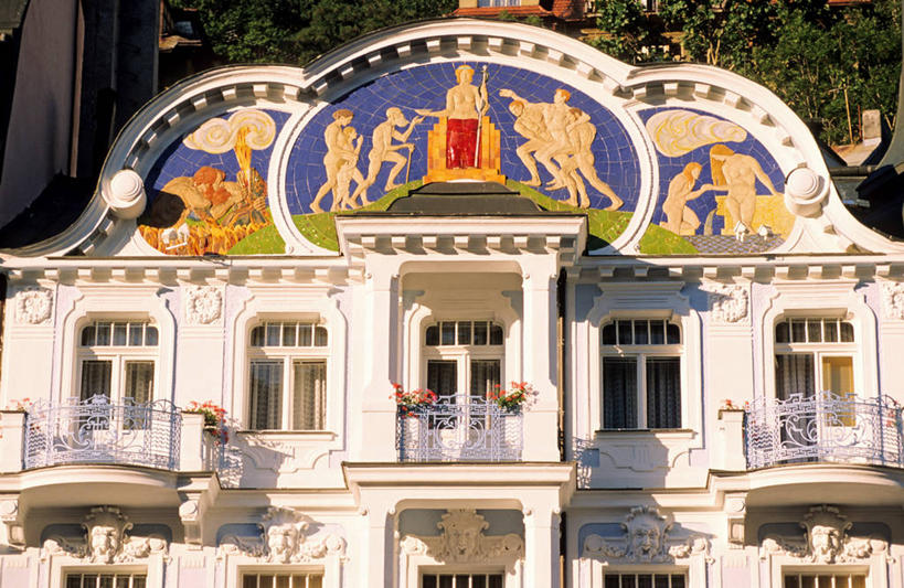 无人,家,横图,室外,白天,仰视,度假,美景,植物,窗户,城市风光,城市,雕塑,欧洲,捷克,五个,许多,阴影,艺术,装饰,光线,雕刻,雕像,影子,柱子,房屋,墙,屋子,景观,娱乐,楼房,玻璃窗,墙壁,墙面,住宅,树,树木,蓝色,绿色,白色,阳光,自然,工艺品,享受,休闲,景色,放松,生长,成长,纪念,美术,主题,陈列,中欧,捷克共和国,首府,功能,美学,波西米亚,彩图,低角度拍摄,房子,卡尔斯巴德,卡罗维发利,卡罗维发利州