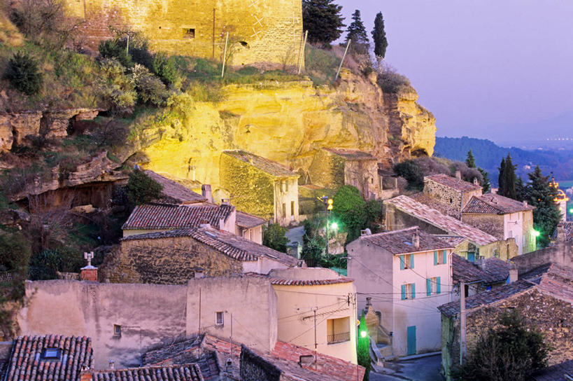 无人,家,横图,室外,白天,正面,度假,建材,石头,美景,日落,植物,城市风光,城市,建筑,路灯,照明,法国,欧洲,材料,石子,砖,砖块,房屋,墙,屋子,景观,晚霞,霞光,悬崖,落日,灯光,娱乐,楼房,墙壁,墙面,住宅,灯,树,树木,绿色,灰色,自然,黄昏,享受,休闲,砖头,景色,彩霞,放松,建造,生长,成长,照亮,照明设备,西欧,沃克吕兹省,法兰西,法兰西共和国,法兰西第五共和国,绝壁,夕照,薄暮,普罗旺斯.阿尔卑斯.蓝色海岸,普罗旺斯.阿尔卑斯.蓝色海岸大区,石块,石料,岩石,夕阳,彩图,傍晚,房子,砌墙砖,阿普特区,卡代纳,斜阳