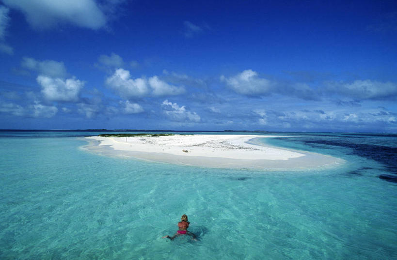 游泳,西方人,一个人,公园,横图,俯视,室外,白天,泳装,比基尼,旅游,度假,海浪,海洋,美景,沙滩,欧洲,委内瑞拉,欧洲人,仅一个年轻女性,仅一个女性,仅一个人,行人,游客,游人,阴影,光线,沙子,影子,海岸,景观,浪花,水平线,云,云朵,辽阔,海平线,沙地,云彩,娱乐,路人,旅客,蓝色,白云,蓝天,天空,阳光,自然,海水,天,享受,休闲,广阔,景色,南美,放松,晴朗,一望无际,南美洲,国家公园,拉丁美洲,自然风光,美洲,海景,亚美利加洲,南亚美利加洲,泅水,委内瑞拉玻利瓦尔共和国,无边无际,一马平川,拍浮,过客,洛斯罗克斯国家公园,年轻女性,女人,女性,白种人,大海,风浪,海,海水的波动,海滩,近岸浪,涌浪,晴空,彩图,高角度拍摄,全身,三点式,泳衣,水天相接,水天一线