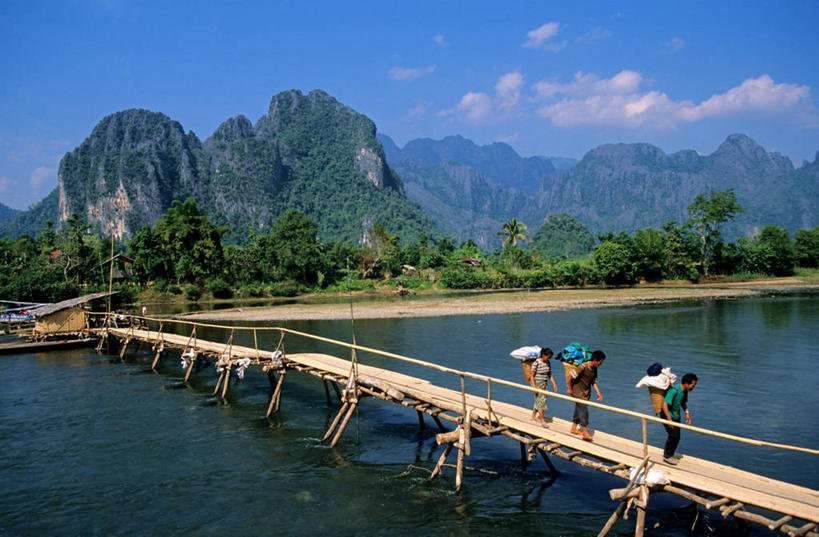 东方人,三个人,栏杆,走,横图,俯视,室外,白天,旅游,度假,草地,草坪,河流,美景,山,山脉,水,植物,中国,亚洲,行人,游客,游人,阴影,服装,光线,木板,影子,河水,景观,山峰,水流,云,云朵,围栏,桥,木桥,山峦,云彩,休闲装,黄种人,娱乐,护栏,路人,旅客,栈桥,草,树,树木,衣服,蓝色,绿色,白云,蓝天,天空,阳光,自然,群山,天,享受,休闲,休闲服,景色,放松,服饰,生长,晴朗,成长,人行桥,木板桥,自然风光,东亚,山西,山西省,中华人民共和国,华北地区,晋,过客,万荣,男人,男性,年轻男性,年轻女性,女人,女性,亚洲人,晴空,步行,散步,走路,彩图,高角度拍摄,全身,万荣县