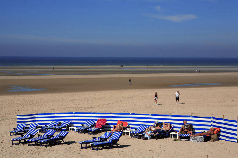 西方人,站,躺,横图,室外,白天,正面,旅游,度假,海浪,海洋,美景,沙滩,椅子,法国,欧洲,欧洲人,许多,行人,游客,游人,阴影,服装,光线,沙子,影子,躺椅,海岸,景观,浪花,水平线,云,云朵,辽阔,海平线,沙地,很多,许多人,云彩,休闲装,娱乐,路人,旅客,排列,衣服,蓝色,白云,蓝天,天空,阳光,自然,海水,天,站着,一群人,享受,休闲,广阔,休闲服,景色,放松,服饰,晴朗,一望无际,沙滩椅,西欧,法兰西,自然风光,海景,法兰西共和国,法兰西第五共和国,摆列,无边无际,一马平川,过客,加来海峡省,卧着,男人,男性,年轻男性,年轻女性,女人,女性,白种人,大海,风浪,海,海水的波动,海滩,近岸浪,涌浪,晴空,躺着,卧,站立,彩图,全身,勒图凯巴黎普拉日,蒙特勒伊区,布列,分列,水天相接,水天一线