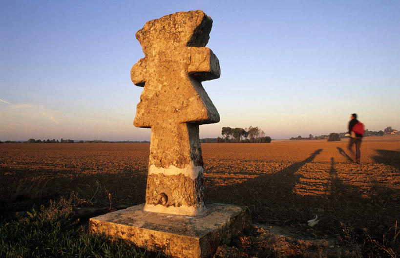 西方人,一个人,农田,站,横图,室外,白天,旅游,度假,庄稼,农作物,美景,日落,植物,道路,路,法国,欧洲,欧洲人,仅一个男性,仅一个人,行人,游客,游人,服装,枯萎,十字架,景观,晚霞,霞光,云,云朵,落日,小路,枯草,交通,云彩,休闲装,娱乐,路人,旅客,草,仅一个年轻男性,一个,背面,衣服,黄色,蓝色,白云,蓝天,天空,自然,黄昏,天,站着,享受,休闲,休闲服,景色,彩霞,放松,服饰,晴朗,单个,西欧,法兰西,自然风光,法兰西共和国,法兰西第五共和国,法兰西岛,夕照,薄暮,法兰西岛大区,过客,瓦勒德瓦兹省,男人,男性,年轻男性,白种人,晴空,夕阳,站立,彩图,全身,耕地,庄稼田,傍晚,弗克桑地区居伊里,蓬图瓦兹区,斜阳