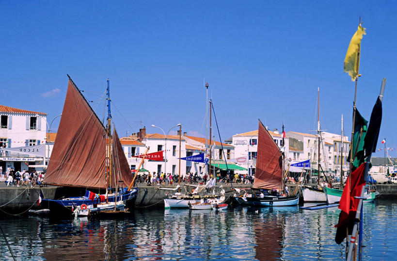 帆船,无人,家,横图,室外,白天,正面,度假,海浪,海洋,美景,城市风光,城市,船,法国,欧洲,许多,阴影,波纹,飞溅,溅,光线,液体,影子,房屋,墙,屋顶,屋子,景观,浪花,水滴,很多,顶棚,娱乐,楼房,墙壁,墙面,住宅,水珠,排列,蓝色,白色,蓝天,水纹,天空,阳光,海水,船尾波,交通工具,波浪,天,享受,休闲,景色,放松,晴朗,西欧,喷洒,法兰西,载具,海景,万里无云,法兰西共和国,卢瓦尔河地区,法兰西第五共和国,摆列,卢瓦尔,卢瓦尔大区,卢瓦尔河大区,旺代省,大海,风浪,海,海水的波动,近岸浪,涌浪,晴空,晴空万里,彩图,房子,布列,分列