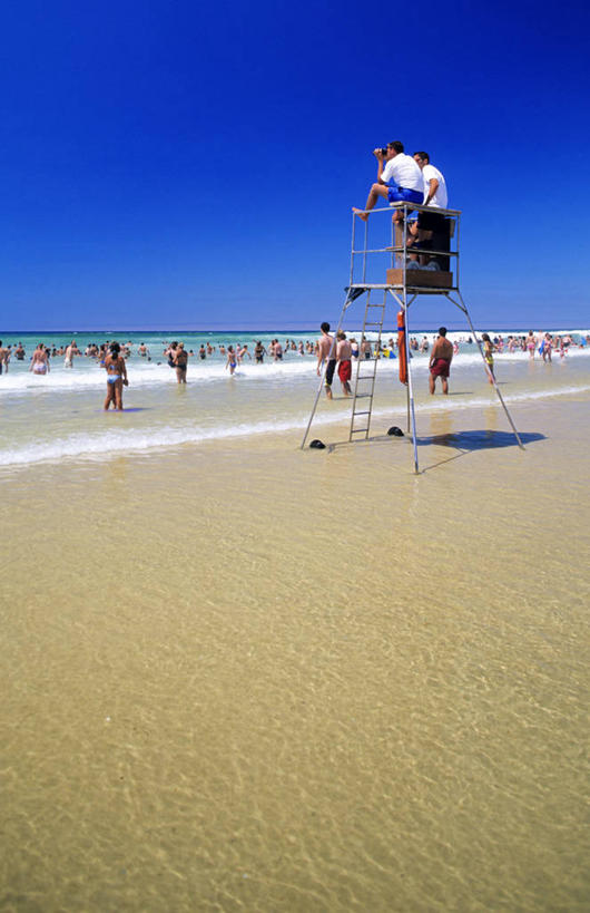 西方人,救生员,站,坐,竖图,室外,白天,侧面,泳装,比基尼,旅游,度假,海浪,海洋,美景,沙滩,法国,欧洲,欧洲人,行人,游客,游人,阴影,服装,光线,沙子,影子,海岸,景观,浪花,塔,沙地,许多人,注视,休闲装,娱乐,路人,旅客,架子,衣服,蓝色,蓝天,天空,阳光,自然,海水,天,观察,看,站着,一群人,享受,休闲,休闲服,景色,放松,服饰,晴朗,观看,支撑,固定,察看,西欧,关注,法兰西,自然风光,海景,连体泳衣,万里无云,法兰西共和国,阿基坦,法兰西第五共和国,亚魁当,阿基坦大区,过客,男人,男性,年轻男性,年轻女性,女人,女性,白种人,大海,风浪,海,海水的波动,海滩,近岸浪,涌浪,晴空,晴空万里,站立,坐着,彩图,全身,三点式,泳衣,朗德省,救护员,比斯卡尔罗斯,蒙德马桑区