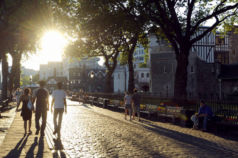 西方人,家,站,坐,走,横图,室外,白天,旅游,度假,河流,日落,水,太阳,植物,标志建筑,道路,地标,建筑,路,椅子,英国,欧洲,伦敦,欧洲人,一排,许多,行人,游客,游人,服装,整齐,房屋,墙,屋子,河水,水流,晚霞,霞光,落日,小路,交通,首都,很多,许多人,休闲装,娱乐,建设,楼房,泰晤士河,路人,旅客,墙壁,墙面,住宅,树,树木,排列,背面,衣服,绿色,白色,自然,黄昏,站着,一群人,享受,休闲,休闲服,旅游胜地,彩霞,放松,服饰,生长,成长,西欧,队列,大不列颠,大不列颠及北爱尔兰联合王国,雾都,夕照,薄暮,过客,男人,男性,年轻男性,年轻女性,女人,女性,白种人,夕阳,步行,散步,站立,走路,坐着,彩图,全身,傍晚,房子,伦敦桥,大不列颠王国,大英帝国,联合王国,日不落帝国,斜阳