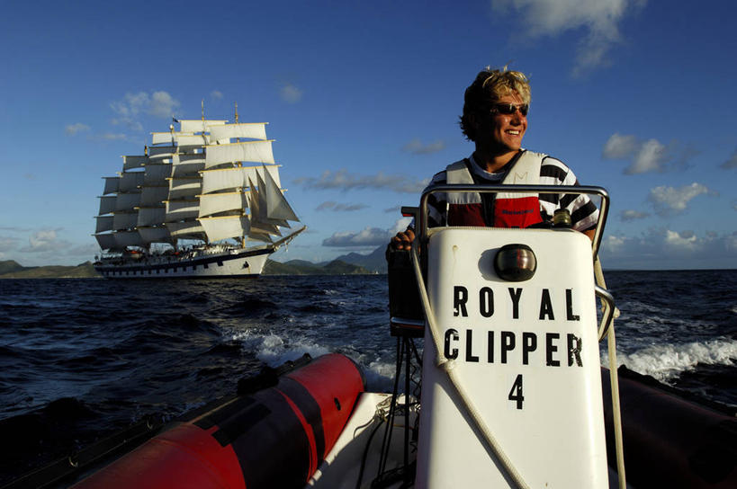 帆船,西方人,一个人,站,笑,微笑,露齿笑,横图,室外,白天,正面,海浪,海洋,船,欧洲,欧洲人,仅一个男性,仅一个人,一排,一艘,许多,行人,游客,游人,阴影,波纹,飞溅,服装,整齐,溅,光线,英文,标志,墨镜,文字,眼镜,液体,影子,字符,字母,浪花,水滴,云,云朵,游艇,很多,云彩,注视,休闲装,标识,路人,旅客,水珠,排列,仅一个年轻男性,衣服,蓝色,白云,蓝天,水纹,天空,阳光,海水,太阳镜,太阳眼镜,船尾波,交通工具,波浪,天,观察,看,站着,休闲,休闲服,遮阳镜,服饰,晴朗,观看,英文字母,察看,北美,北美洲,西印度群岛,队列,关注,喷洒,载具,美洲,海景,北亚美利加洲,亚美利加洲,尼维斯,尼维斯岛,圣基茨,圣基茨岛,过客,背风群岛,男人,男性,年轻男性,白种人,大海,风浪,海,海水的波动,近岸浪,涌浪,晴空,站立,半身,彩图,圣基茨和尼维斯联邦,圣基茨和尼维斯