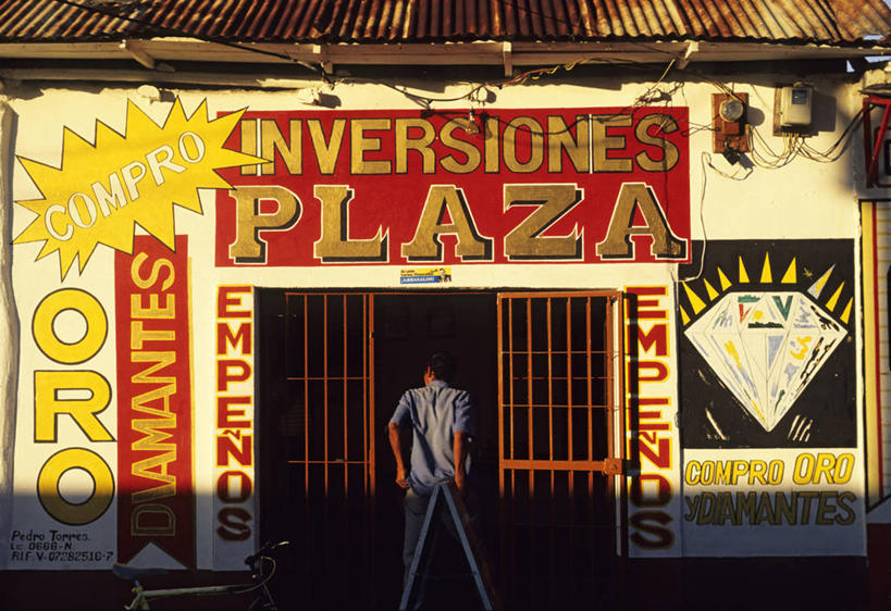 西方人,一个人,店员,家,商店,站,横图,室外,白天,正面,爱情,度假,奢侈,美景,城市风光,城市,珠宝,欧洲,委内瑞拉,欧洲人,仅一个男性,仅一个人,许多,阴影,服装,光线,英文,标志,矿石,文字,影子,字符,字母,房屋,墙,屋子,景观,很多,休闲装,娱乐,标识,钻石,商铺,楼房,墙壁,墙面,住宅,排列,仅一个年轻男性,一个,衣服,灰色,阳光,站着,营业员,享受,休闲,休闲服,景色,南美,放松,服饰,单个,英文字母,金刚石,昂贵,坚硬,贵重,南美洲,宝石,拉丁美洲,坚定,美洲,信念,亚美利加洲,南亚美利加洲,约定,市肆,商号,摆列,销售人员,委内瑞拉玻利瓦尔共和国,宝贵,玻利瓦尔,男人,男性,年轻男性,白种人,售货员,站立,半身,彩图,房子,店铺,布列,分列