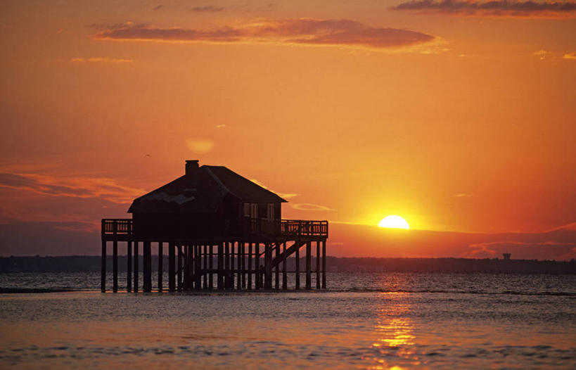 无人,家,木屋,横图,室外,白天,正面,旅游,度假,海浪,海洋,美景,日落,沙滩,太阳,法国,欧洲,沙子,海岸,景观,浪花,晚霞,霞光,落日,沙地,背光,娱乐,架子,住宅,自然,海水,黄昏,享受,休闲,景色,彩霞,放松,支撑,固定,西欧,法兰西,自然风光,逆光,海景,法兰西共和国,阿基坦,法兰西第五共和国,夕照,薄暮,亚魁当,吉伦特省,阿基坦大区,吉伦特,大海,风浪,海,海水的波动,海滩,近岸浪,涌浪,夕阳,彩图,傍晚,茅舍,茅屋,棚屋,小木屋,小屋,阿尔卡雄,斜阳