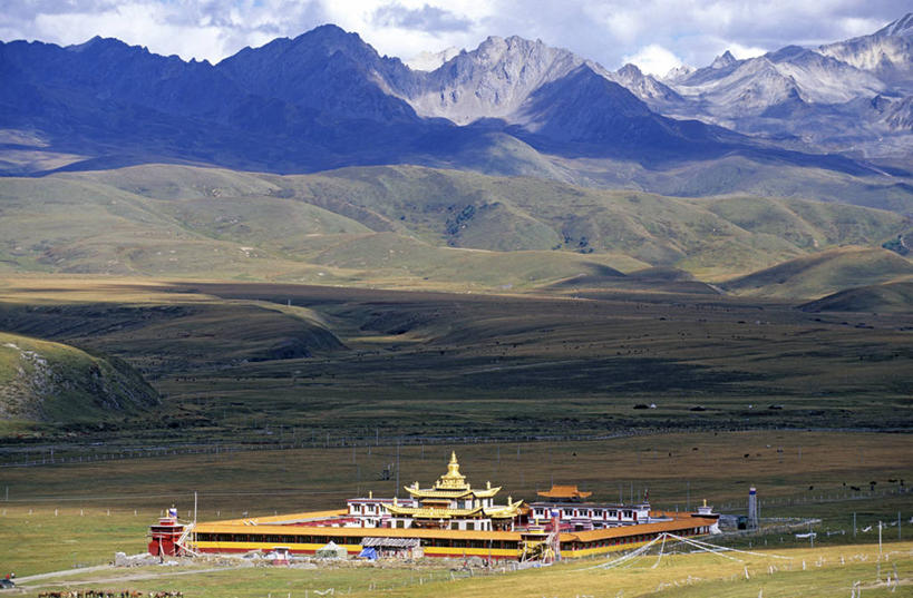 无人,寺庙,横图,室外,白天,正面,旅游,度假,草地,草坪,名胜古迹,山,山脉,植物,标志建筑,地标,建筑,中国,亚洲,阴影,节日,遗迹,光线,影子,墙,屋顶,山峰,云,云朵,山峦,燃烧,云彩,顶棚,古迹,文化,文物,娱乐,建设,古建筑,墙壁,墙面,草,树,树木,蓝色,绿色,白云,蓝天,天空,阳光,自然,香火,庙宇,群山,天,祈祷,享受,休闲,健康,旅游胜地,放松,许愿,宗教,信仰,四川省,生长,晴朗,成长,纪念,祈求,古文明,东亚,四川,康定,甘孜藏族自治州,康定县,中华人民共和国,西南地区,川,甘孜,甘孜州,平安,晴空,彩图,庙,寺,塔公镇