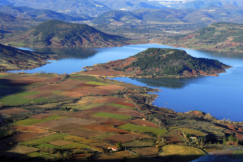 无人,农田,横图,俯视,航拍,室外,白天,旅游,度假,庄稼,农作物,草地,草坪,湖,湖泊,美景,山,山脉,水,植物,法国,欧洲,阴影,光线,影子,湖面,景观,山峰,水流,水面,山峦,娱乐,草,树,树木,绿色,倒影,阳光,自然,湖水,群山,享受,休闲,景色,放松,生长,成长,倒映,西欧,鸟瞰,法兰西,自然风光,法兰西共和国,法兰西第五共和国,反照,埃罗,朗格多克.鲁西永,埃罗省,朗格多克.鲁西永大区,彩图,高角度拍摄,耕地,庄稼田