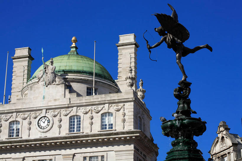 无人,家,站,伸展双臂,横图,室外,白天,仰视,旅游,度假,窗户,标志建筑,地标,建筑,雕塑,英国,欧洲,伦敦,阴影,艺术,装饰,时间,光线,雕刻,雕像,时钟,影子,房屋,墙,屋顶,屋子,首都,计时,顶棚,娱乐,建设,楼房,皮卡迪利广场,玻璃窗,墙壁,墙面,住宅,一个,蓝色,绿色,灰色,蓝天,天空,阳光,工艺品,钟表,天,站着,享受,休闲,表,旅游胜地,放松,晴朗,单个,张开双腿,纪念,美术,西欧,主题,大不列颠,陈列,威斯敏斯特市,大不列颠及北爱尔兰联合王国,万里无云,功能,美学,雾都,展开双腿,苏活区,索霍区,钟,晴空,晴空万里,敞开双臂,伸开双臂,展开双肩,站立,张开手臂,张开双臂,彩图,低角度拍摄,全身,房子,大不列颠王国,大英帝国,联合王国,日不落帝国,伸展双腿,拟人