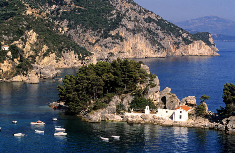 无人,横图,俯视,室外,白天,旅游,度假,海浪,海洋,石头,美景,山,山脉,树林,植物,轮船,船,希腊,欧洲,阴影,光线,石子,影子,景观,浪花,山峰,山峦,娱乐,树,树木,蓝色,绿色,蓝天,天空,阳光,自然,海水,交通工具,群山,天,享受,休闲,景色,放松,生长,晴朗,成长,自然风光,载具,海景,希腊共和国,万里无云,伊皮鲁斯,伊皮鲁斯大区,大海,风浪,海,海水的波动,近岸浪,石块,岩石,涌浪,晴空,晴空万里,彩图,高角度拍摄