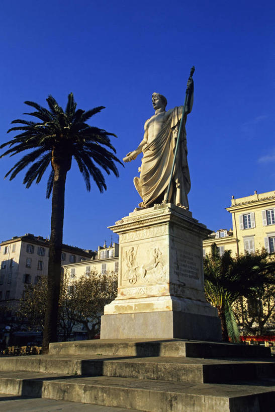 西方人,一个人,无人,家,站,竖图,室外,白天,仰视,度假,美景,植物,窗户,城市风光,城市,棕榈树,叶子,雕塑,法国,欧洲,欧洲人,仅一个男性,仅一个人,仅一个中年男性,握,阴影,服装,艺术,装饰,光线,雕刻,雕像,影子,房屋,墙,屋子,景观,公寓,绿叶,拿,拿着,娱乐,洋房,楼房,玻璃窗,墙壁,墙面,住宅,树,树木,衣服,蓝色,绿色,蓝天,天空,阳光,自然,工艺品,天,站着,享受,休闲,嫩叶,景色,放松,握着,服饰,生长,晴朗,成长,纪念,美术,衣着,科西嘉,科西嘉岛,西欧,穿着,法兰西,主题,陈列,棕榈叶,万里无云,法兰西共和国,一尊,功能,美学,法兰西第五共和国,衣饰,巴斯蒂亚,科西嘉大区,男人,男性,中年男性,白种人,叶,叶片,晴空,晴空万里,棕树,棕榈,站立,彩图,低角度拍摄,全身,房子