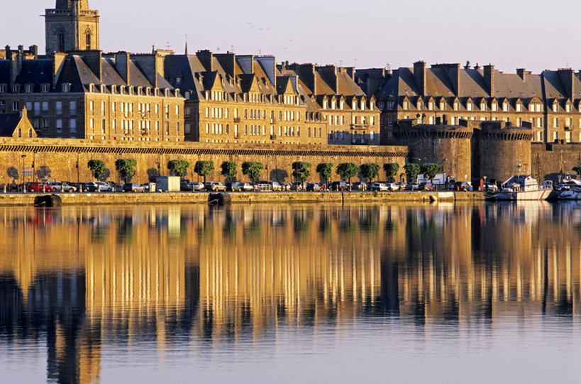 无人,家,横图,室外,白天,正面,旅游,度假,河流,美景,水,植物,窗户,城市风光,城市,建筑,法国,欧洲,阴影,波纹,光线,影子,房屋,墙,屋子,河水,景观,水流,公寓,涟漪,娱乐,建设,洋房,楼房,玻璃窗,墙壁,墙面,住宅,树,树木,蓝色,绿色,倒影,蓝天,水纹,天空,阳光,自然,波浪,天,享受,休闲,景色,放松,生长,晴朗,成长,倒映,布列塔尼,西欧,圣马洛,法兰西,万里无云,法兰西共和国,首府,水晕,法兰西第五共和国,反照,布列塔尼地区,伊勒.维莱讷省,晴空,晴空万里,彩图,房子,圣马洛区,圣马罗