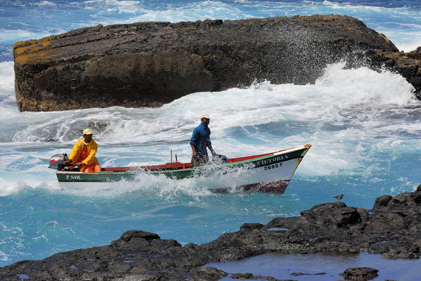 西方人,两个人,站,坐,横图,俯视,室外,白天,旅游,度假,海浪,海洋,石头,美景,水,船,欧洲,非洲,佛得角,欧洲人,飞溅,服装,溅,石子,液体,景观,浪花,水滴,木船,娱乐,水珠,衣服,自然,海水,交通工具,站着,享受,休闲,景色,放松,服饰,舟,衣着,穿着,喷洒,自然风光,载具,海景,向风群岛,阿非利加洲,衣饰,佛得角共和国,男人,男性,中年男性,白种人,大海,风浪,海,海水的波动,近岸浪,石块,岩石,涌浪,站立,坐着,彩图,高角度拍摄,全身,圣安唐岛