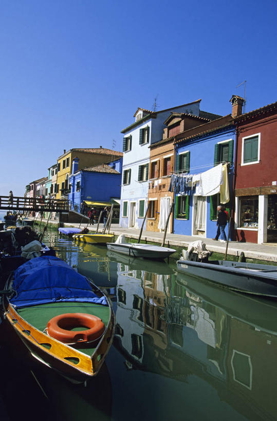 无人,家,竖图,室外,白天,正面,度假,河流,美景,水,城市风光,城市,船,意大利,欧洲,威尼斯,阴影,波纹,光线,影子,房屋,屋子,河水,景观,水流,公寓,木船,涟漪,娱乐,洋房,楼房,住宅,蓝色,倒影,蓝天,水纹,天空,阳光,交通工具,波浪,天,享受,休闲,景色,放松,晴朗,倒映,舟,威尼托,南欧,载具,威尼托大区,万里无云,意大利共和国,首府,水晕,布拉诺岛,威内托,威内托大区,反照,晴空,晴空万里,彩图,房子