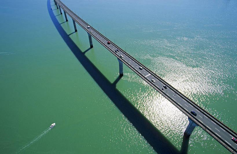 无人,横图,俯视,航拍,室外,白天,旅游,度假,海浪,海洋,美景,大桥,道路,路,轮船,桥梁,公路,船,汽车,法国,欧洲,一艘,阴影,波纹,飞溅,溅,光线,液体,影子,景观,浪花,水滴,高架,桥,交通,娱乐,车,水珠,水纹,阳光,自然,海水,船尾波,交通工具,轿车,波浪,驾驶,行驶,享受,休闲,景色,放松,操纵,控制,西欧,鸟瞰,喷洒,法兰西,自然风光,载具,高架桥,海景,操控,高架道路,跨线桥,法兰西共和国,法兰西第五共和国,把持,普瓦图.夏朗德,普瓦图.夏朗德大区,滨海夏朗德省,拉罗谢尔,拉罗歇尔,大海,风浪,海,海水的波动,近岸浪,涌浪,马路,彩图,高角度拍摄