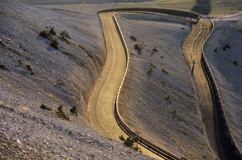 无人,横图,俯视,室外,白天,旅游,度假,石头,美景,山,山脉,道路,路,法国,欧洲,阿尔卑斯山,阴影,光线,石子,影子,景观,山峰,小路,交通,山峦,娱乐,阳光,自然,群山,享受,休闲,景色,放松,乡间小路,西欧,沃克吕兹省,法兰西,自然风光,阿尔卑斯山脉,法兰西共和国,冯杜山,法兰西第五共和国,普罗旺斯.阿尔卑斯.蓝色海岸,石块,岩石,彩图,高角度拍摄