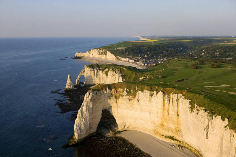 无人,横图,俯视,室外,白天,旅游,度假,草地,草坪,海浪,海洋,石头,美景,植物,法国,欧洲,阴影,光线,石子,影子,景观,浪花,水平线,悬崖,辽阔,海平线,娱乐,草,蓝色,绿色,蓝天,天空,阳光,自然,海水,天,享受,休闲,广阔,景色,放松,晴朗,一望无际,西欧,法兰西,自然风光,海景,万里无云,法兰西共和国,法兰西第五共和国,绝壁,无边无际,一马平川,上诺曼底,上诺曼底大区,埃特尔塔海岸,大海,风浪,海,海水的波动,近岸浪,石块,岩石,涌浪,晴空,晴空万里,彩图,高角度拍摄,水天相接,水天一线