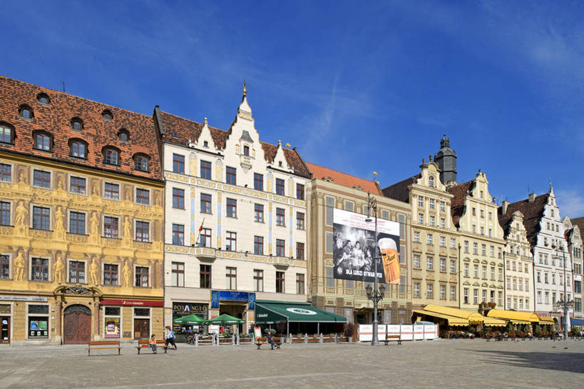 无人,家,横图,室外,白天,仰视,度假,美景,窗户,城市风光,城市,欧洲,波兰,阴影,光线,影子,房屋,墙,屋子,景观,云,云朵,公寓,云彩,娱乐,洋房,楼房,玻璃窗,墙壁,墙面,住宅,蓝色,白云,蓝天,天空,阳光,天,享受,休闲,景色,放松,晴朗,中欧,省会,波兰共和国,弗罗茨瓦夫,下西里西亚省,晴空,彩图,低角度拍摄,房子