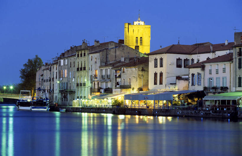 无人,家,码头,横图,室外,夜晚,正面,度假,河流,美景,水,植物,窗户,城市风光,城市,港口,路灯,照明,法国,欧洲,阴影,波纹,光线,影子,房屋,墙,屋子,河水,景观,水流,公寓,灯光,涟漪,娱乐,洋房,楼房,玻璃窗,墙壁,墙面,住宅,灯,树,树木,蓝色,绿色,倒影,蓝天,水纹,天空,自然,波浪,天,享受,休闲,景色,放松,生长,成长,照亮,倒映,照明设备,西欧,法兰西,法兰西共和国,水晕,法兰西第五共和国,反照,埃罗,朗格多克.鲁西永,埃罗省,朗格多克.鲁西永大区,彩图,房子,摆渡口,埠头,渡口,渡头,港湾,海港,货运码头,口岸,商港,阿格德