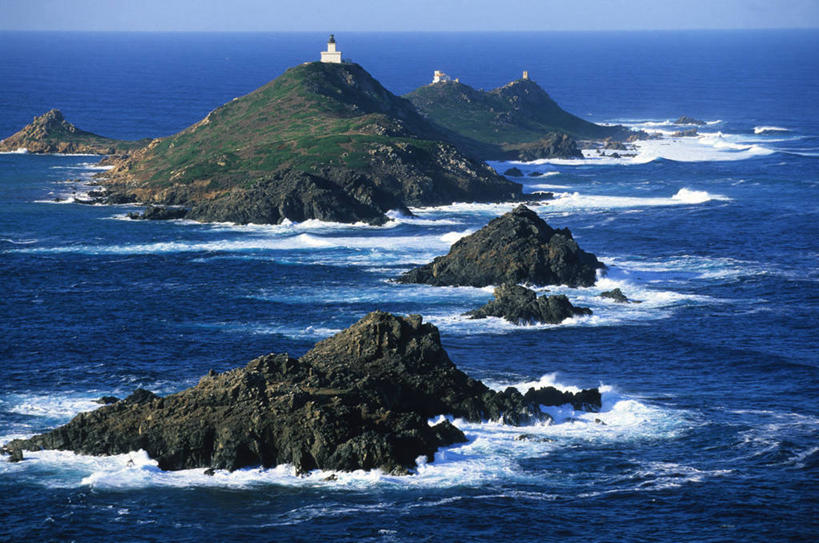 无人,横图,俯视,航拍,室外,白天,旅游,度假,草地,草坪,岛屿,海浪,海洋,石头,美景,植物,道路,法国,欧洲,阴影,光线,信息,石子,影子,岛,景观,浪花,水平线,辽阔,灯塔,交通,海平线,方向,娱乐,草,树,树木,蓝色,绿色,蓝天,天空,阳光,自然,海水,天,享受,休闲,广阔,景色,放松,生长,晴朗,成长,引导,指引,一望无际,科西嘉,科西嘉岛,西欧,鸟瞰,法兰西,自然风光,海景,万里无云,法兰西共和国,首府,法兰西第五共和国,航标,无边无际,一马平川,南科西嘉,阿雅克肖,阿雅克修,南科西嘉省,科西嘉大区,大海,风浪,海,海水的波动,近岸浪,列岛,群岛,石块,岩石,涌浪,诸岛,晴空,晴空万里,彩图,高角度拍摄,赤血岛,水天相接,水天一线,导航