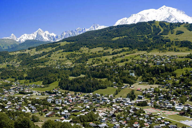 无人,家,横图,俯视,航拍,室外,白天,旅游,度假,草地,草坪,石头,美景,山,树林,雪,雪山,植物,大雪,法国,欧洲,阴影,光线,石子,影子,房屋,屋子,冰,积雪,景观,山峰,雪景,冬季,冬天,山峦,娱乐,楼房,住宅,草,树,树木,蓝色,绿色,蓝天,天空,阳光,自然,天,享受,休闲,景色,放松,寒冷,生长,晴朗,成长,冰冷,西欧,鸟瞰,法兰西,自然风光,万里无云,法兰西共和国,法兰西第五共和国,严寒,冰凉,酷寒,凛冽,凛凛,极冷,上萨瓦省,上萨瓦,梅杰夫,石块,岩石,晴空,晴空万里,彩图,高角度拍摄,房子,罗讷.阿尔卑斯,罗讷.阿尔卑斯大区