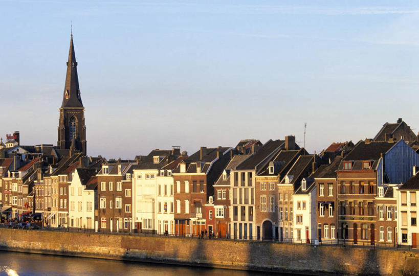 无人,家,教堂,横图,室外,白天,正面,旅游,度假,河流,名胜古迹,水,标志建筑,地标,建筑,欧洲,荷兰,阴影,波纹,节日,遗迹,光线,影子,房屋,屋子,河水,水流,公寓,涟漪,古迹,文化,文物,娱乐,建设,古建筑,洋房,楼房,住宅,蓝色,倒影,蓝天,水纹,天空,阳光,波浪,天,祈祷,享受,休闲,健康,旅游胜地,放松,许愿,宗教,信仰,晴朗,纪念,祈求,倒映,基督教,西欧,天主教,信念,古文明,万里无云,首府,水晕,荷兰王国,尼德兰王国,反照,马斯特里赫特,林堡省,平安,晴空,晴空万里,彩图,房子,大教堂,礼拜堂