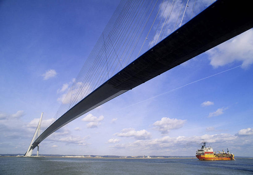 无人,横图,室外,白天,仰视,旅游,度假,河流,水,标志建筑,大桥,地标,建筑,轮船,桥梁,船,法国,欧洲,阴影,波纹,光线,影子,河水,水流,云,云朵,斜拉桥,桥,涟漪,云彩,娱乐,建设,蓝色,白云,倒影,蓝天,水纹,天空,阳光,交通工具,波浪,天,享受,休闲,旅游胜地,放松,晴朗,倒映,西欧,法兰西,载具,法兰西共和国,水晕,法兰西第五共和国,反照,斜张桥,上诺曼底,上诺曼底大区,下诺曼底,下诺曼底大区,卡尔瓦多斯省,滨海塞纳省,翁夫勒,勒阿弗尔,晴空,彩图,低角度拍摄,诺曼底大桥