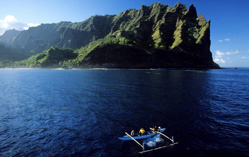 无人,横图,室外,白天,正面,旅游,度假,海浪,海洋,石头,美景,山,山脉,船,一艘,阴影,光线,石子,影子,景观,浪花,山峰,水平线,云,云朵,辽阔,木船,海平线,山峦,云彩,娱乐,蓝色,白云,蓝天,天空,阳光,自然,海水,交通工具,群山,天,享受,休闲,广阔,景色,放松,晴朗,一望无际,舟,自然风光,载具,独木舟,大洋洲,海景,法属波利尼西亚,法属玻利尼西亚,独木船,马克萨斯群岛,无边无际,一马平川,大海,风浪,海,海水的波动,近岸浪,石块,岩石,涌浪,晴空,彩图,水天相接,水天一线