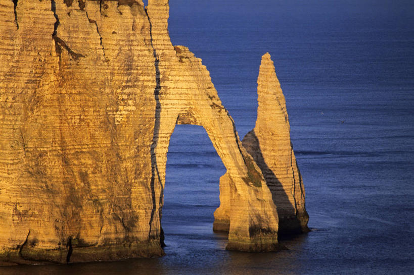 无人,横图,室外,白天,正面,旅游,度假,海浪,海洋,石头,美景,法国,欧洲,阴影,光线,石子,影子,景观,浪花,娱乐,阳光,自然,海水,享受,休闲,景色,放松,西欧,法兰西,自然风光,海景,沉积岩,法兰西共和国,法兰西第五共和国,上诺曼底,上诺曼底大区,水成岩,埃特尔塔海岸,大海,风浪,海,海水的波动,近岸浪,石块,岩石,涌浪,彩图