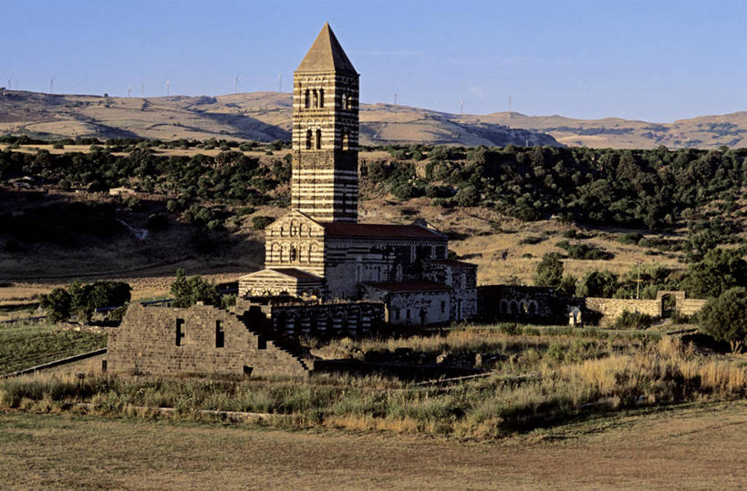 无人,教堂,横图,室外,白天,正面,旅游,度假,石头,名胜古迹,植物,标志建筑,地标,建筑,意大利,欧洲,阴影,节日,遗迹,时间,光线,石子,时钟,影子,计时,古迹,文化,文物,娱乐,建设,古建筑,树,树木,蓝色,绿色,蓝天,天空,阳光,自然,钟表,天,祈祷,享受,休闲,健康,表,旅游胜地,放松,许愿,宗教,信仰,生长,晴朗,成长,纪念,祈求,基督教,南欧,天主教,信念,古文明,万里无云,意大利共和国,首府,塔钟,撒丁岛,萨萨里,萨萨里省,萨沙里,平安,钟,石块,岩石,晴空,晴空万里,彩图,大教堂,礼拜堂