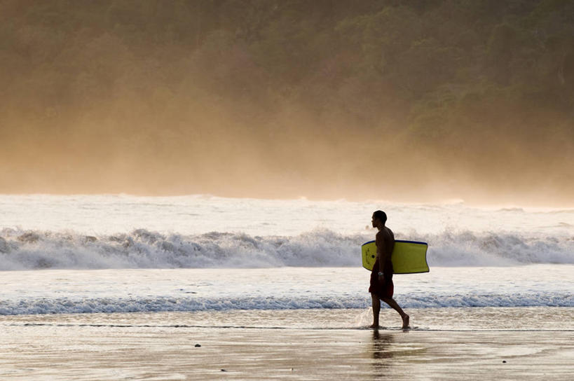 西方人,一个人,公园,走,横图,室外,白天,侧面,旅游,度假,海浪,海洋,美景,日落,沙滩,欧洲,哥斯达黎加,欧洲人,仅一个男性,仅一个人,仅一个中年男性,握,短裤,裤子,冲浪板,沙子,海岸,景观,浪花,晚霞,霞光,落日,沙地,背光,拿,拿着,娱乐,运动器械,裸露,自然,海水,黄昏,享受,休闲,健身器械,景色,彩霞,放松,握着,沙滩裤,北美,北美洲,国家公园,自然风光,美洲,裸,健身器材,逆光,海景,北亚美利加洲,亚美利加洲,哥斯达黎加共和国,夕照,薄暮,冲浪装备,曼努埃尔安东尼奥国家公园,彭塔雷纳斯省,男人,男性,中年男性,白种人,大海,风浪,海,海水的波动,海滩,近岸浪,涌浪,夕阳,步行,散步,走路,彩图,全身,傍晚,斜阳,运动器材