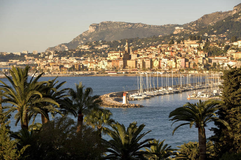 帆船,无人,家,横图,俯视,室外,白天,度假,海浪,海洋,石头,美景,山,山脉,植物,城市风光,城市,船,棕榈树,叶子,法国,欧洲,阴影,光线,石子,影子,房屋,屋子,景观,浪花,山峰,绿叶,山峦,娱乐,楼房,住宅,树,树木,蓝色,绿色,蓝天,天空,阳光,自然,海水,交通工具,群山,天,享受,休闲,嫩叶,景色,放松,生长,晴朗,成长,西欧,法兰西,载具,海景,棕榈叶,滨海阿尔卑斯,万里无云,法兰西共和国,法兰西第五共和国,普罗旺斯.阿尔卑斯.蓝色海岸,普罗旺斯.阿尔卑斯.蓝色海岸大区,滨海阿尔卑斯省,叶,叶片,大海,风浪,海,海水的波动,近岸浪,石块,岩石,涌浪,晴空,晴空万里,棕树,棕榈,彩图,高角度拍摄,房子,芒通