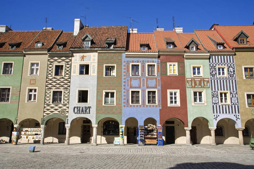 无人,家,横图,室外,白天,仰视,度假,绘画,美景,窗户,门,城市风光,城市,建筑,欧洲,波兰,阴影,艺术,装饰,光线,瓦片,影子,房屋,墙,屋顶,屋子,景观,公寓,拱门,顶棚,瓦,文化,娱乐,洋房,楼房,玻璃窗,壁画,墙壁,墙面,住宅,蓝色,蓝天,天空,阳光,门框,天,享受,休闲,景色,放松,建造,晴朗,华丽,修饰,点缀,中欧,屋瓦,万里无云,首府,衬托,美观,雅致,雅观,波兰共和国,波兹南,波兹南省,晴空,晴空万里,画画,彩图,低角度拍摄,房子